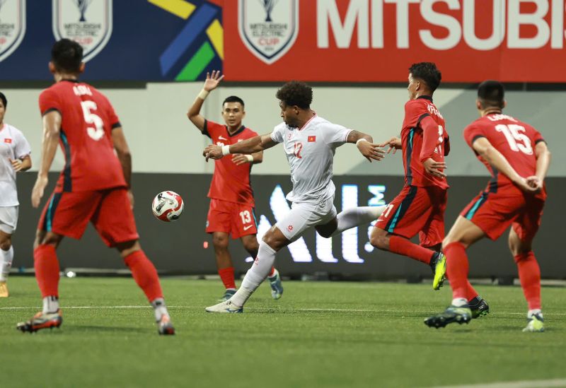 bong-da-11-nguoi-dien-ra-tren-san-co